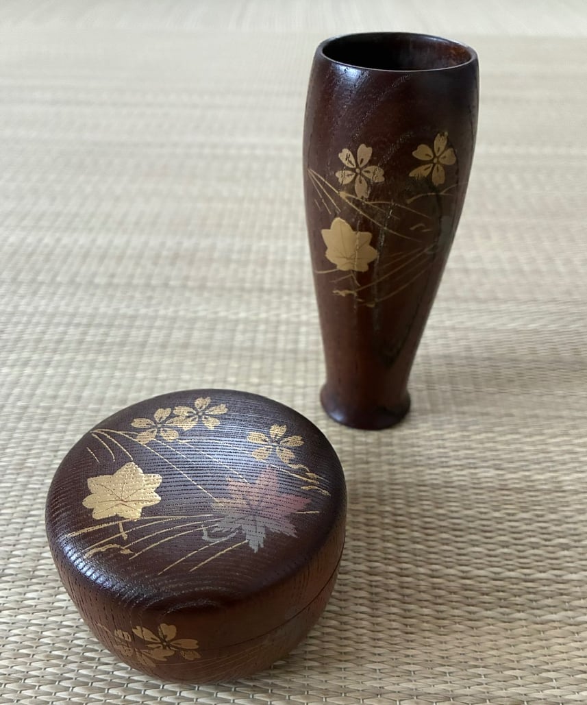 美品】 利休茶箱/茶筅筒平棗セット 花筏に竜田川と銀杏 桐製 茶箱