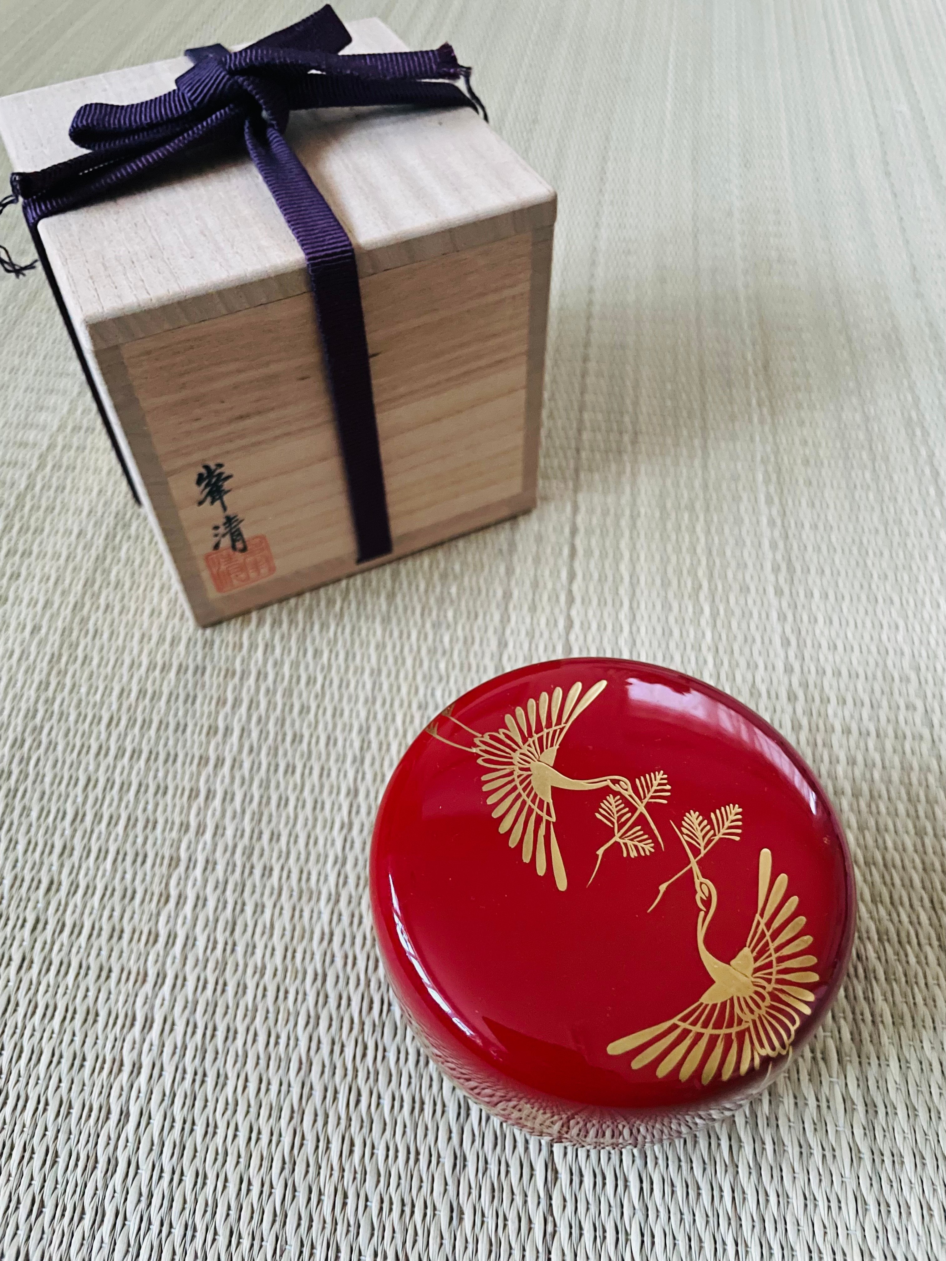 美品 桐箱付】峯清造 松喰鶴 大平棗 平棗 朱赤 | ginyoudo