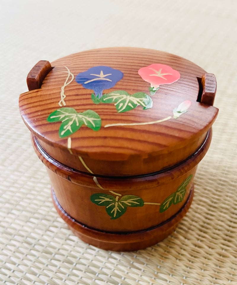 茶道具　香合　蒔絵香合　銘:「花筏」　ケヤキ材　吹漆仕上　紙箱　S74KB 美品】紙箱付き 谷川真斎造 拭き漆 朝顔蒔絵 桶型香合 | ginyoudo