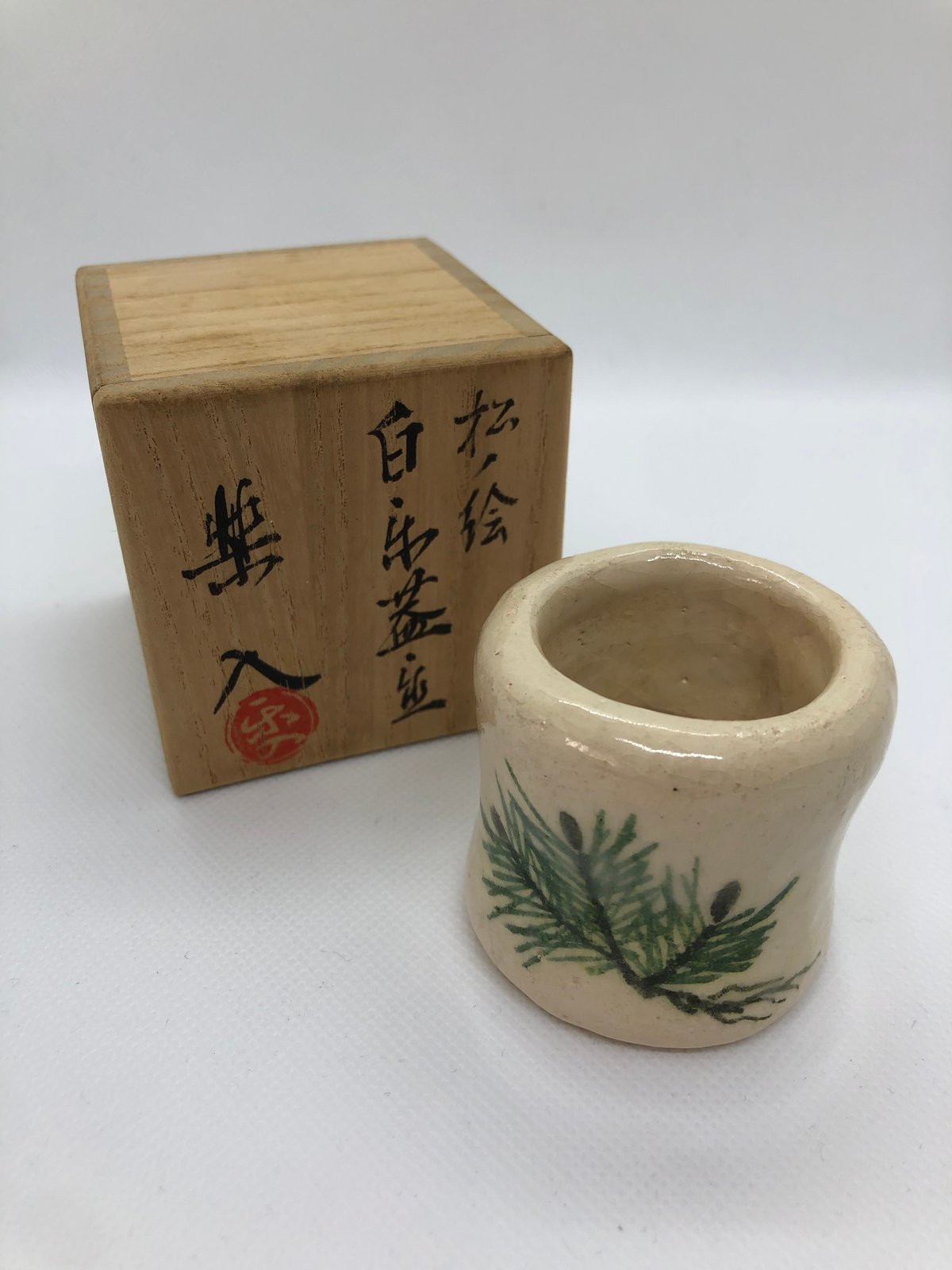 飾り蓋壺 陶器 草の陣 在銘 共箱 蓋物 美品 在銘 共箱】吉村楽入造 松ノ絵 白楽蓋置 | ginyoudo