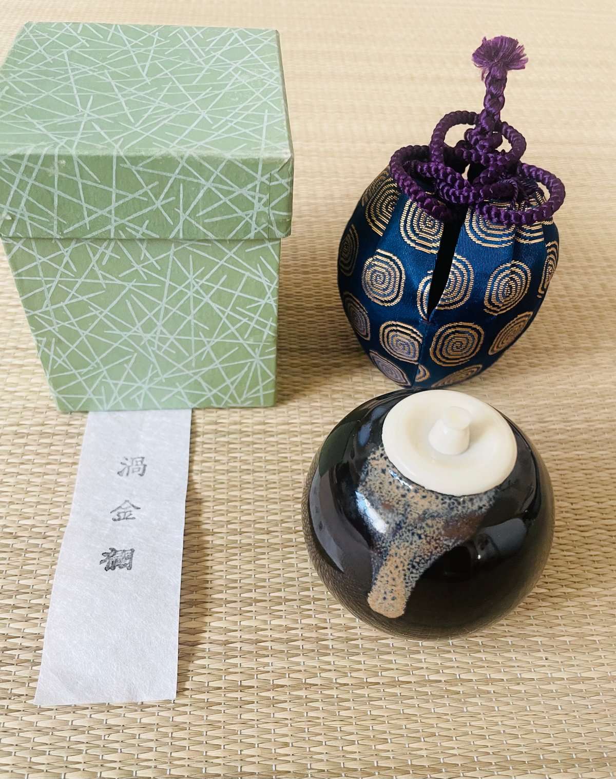 美品 紙元箱 仕覆栞付】渦金襴 仕覆付 中村陶六造 文林茶入れ | ginyoudo