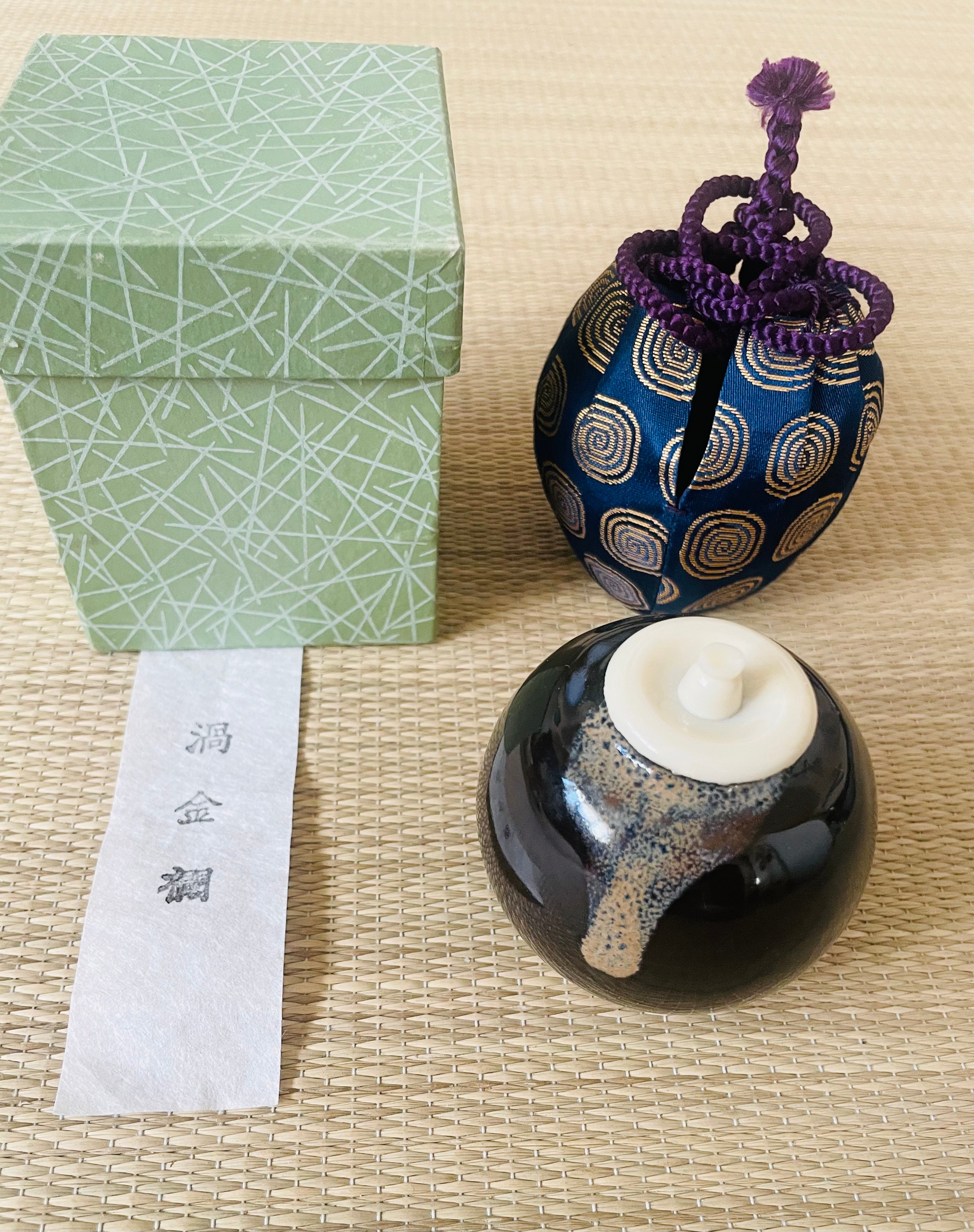 美品 紙元箱 仕覆栞付】渦金襴 仕覆付 中村陶六造 文林茶入れ | ginyoudo