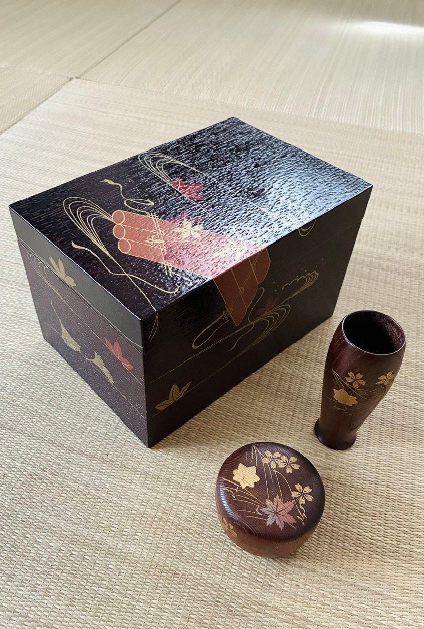 美品】 利休茶箱/茶筅筒平棗セット 花筏に竜田川と銀杏 桐製 茶箱