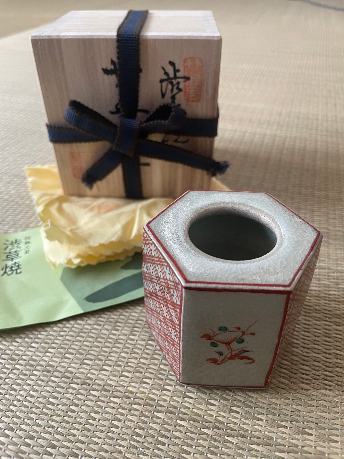 美品 桐共箱 栞つき】在銘 渋草柳三造 胡錦亀甲 蓋置 渋草焼 | ginyoudo