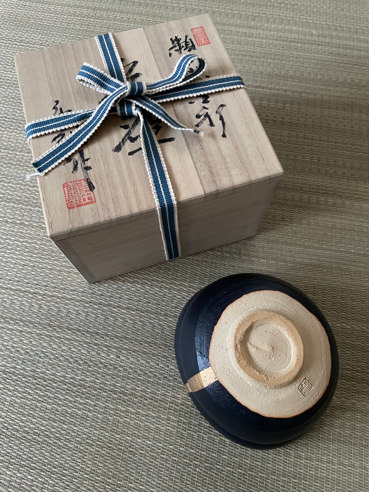 美品 在銘 共箱付き】豊窯 寺田康夫造 瀬戸黒沓形茶碗 瀬戸焼 | ginyoudo