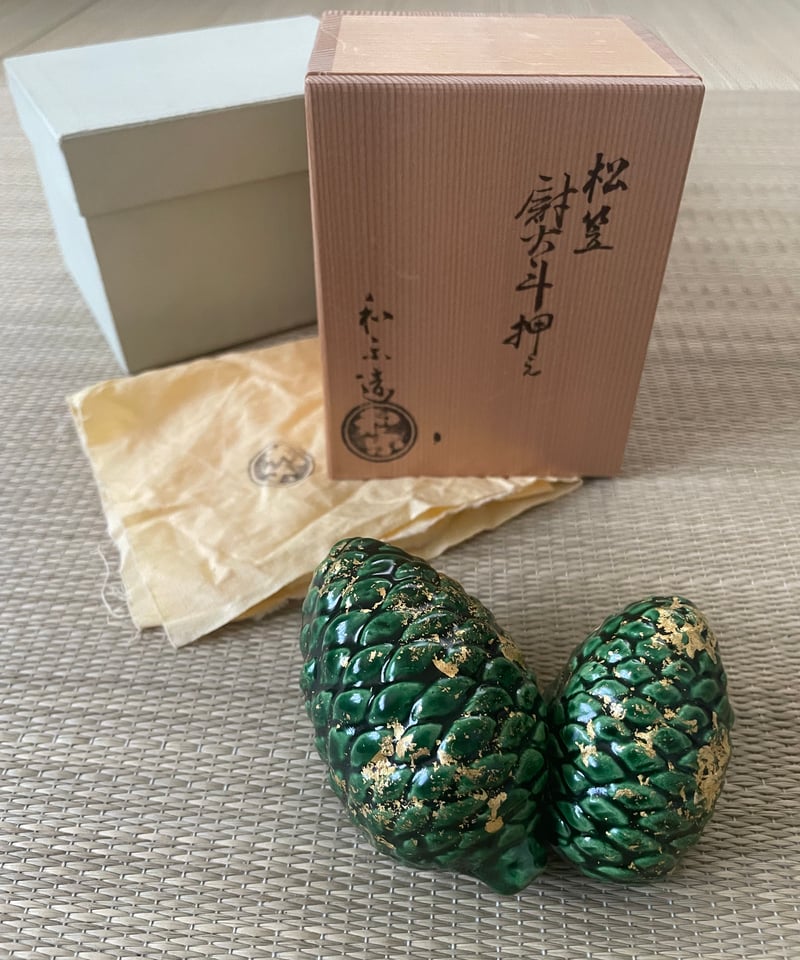 美品 共箱付き】和楽造 松笠 熨斗押え 茶道 正月飾り 桐箱 紙箱 ウコン 