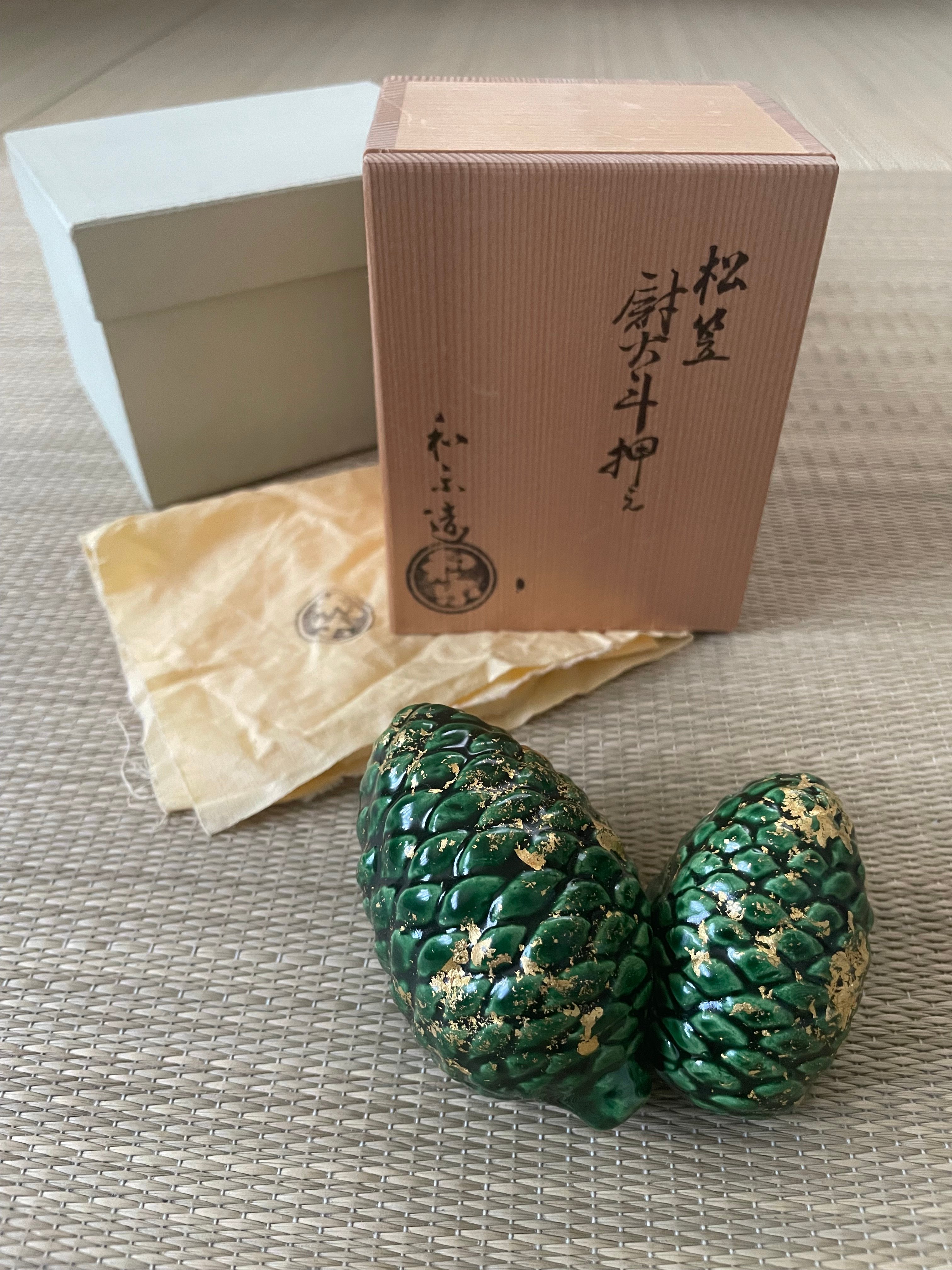 美品 共箱付き】和楽造 松笠 熨斗押え 茶道 正月飾り 桐箱 紙箱 ウコン