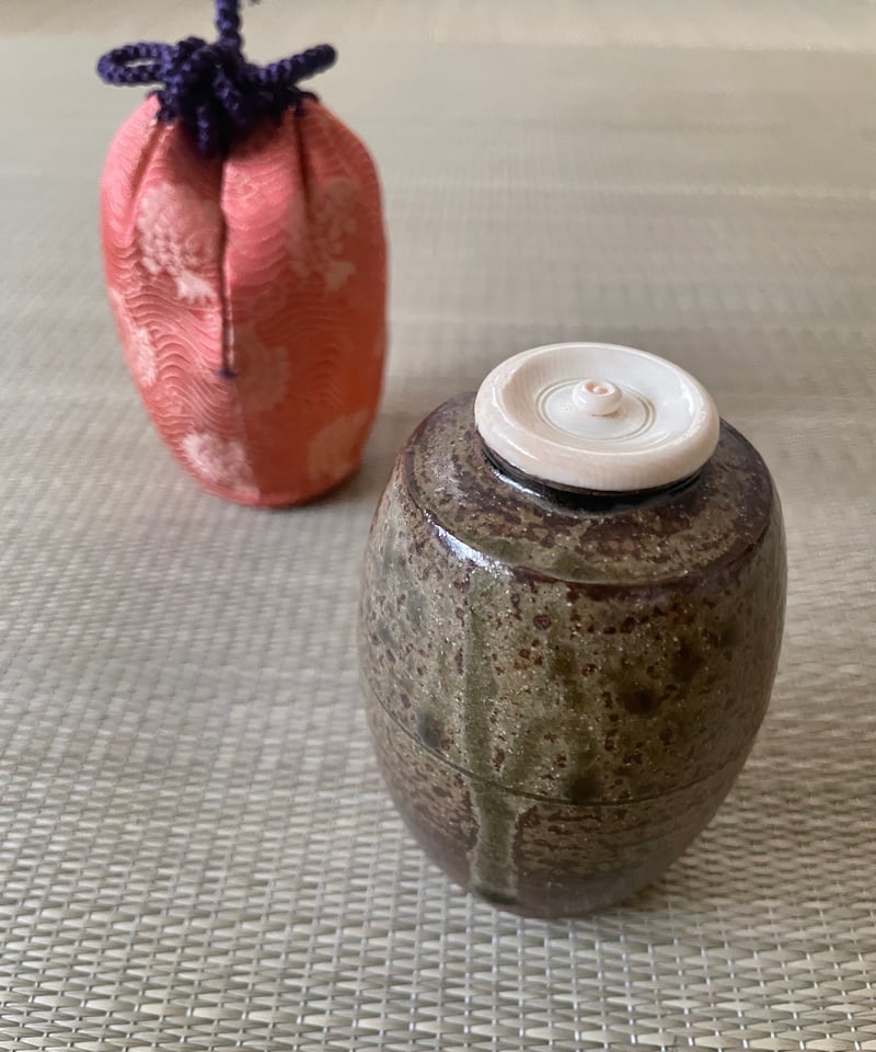 美品】在銘 尾中 丹波焼 肩衝 茶入れ 天然蓋 荒磯緞子 | ginyoudo