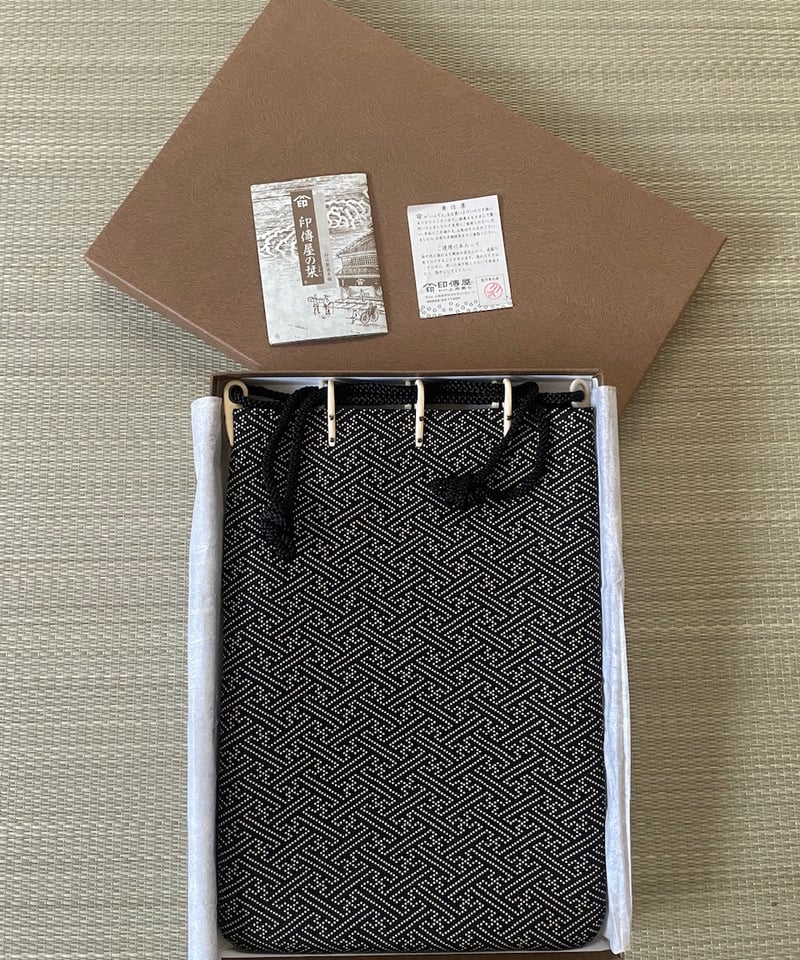 【限定復刻商品】 印傳屋 合切袋 向鶴 更紗 未使用 美品】印傳屋 甲州印傳 紗綾形 合切袋 黒 | ginyoudo