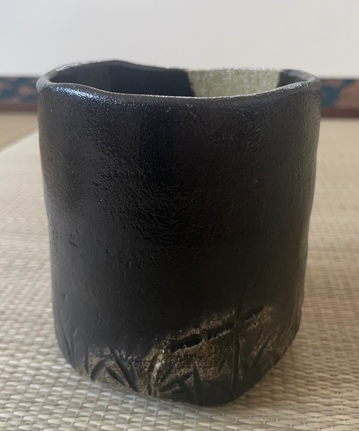 手作り陶器 茶碗 黒色と白色の模様 空中作写し寒月茶碗です、‼️ 美品】桐共箱付 桂楽造 空中作写し 寒月茶碗 筒茶碗 楽茶碗 | ginyoudo