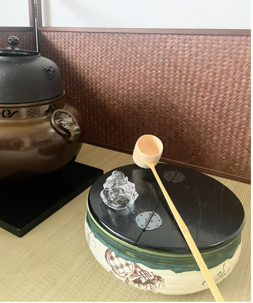 ほぼ未使用 茶道具 加藤五陶造 織部焼 平水指 割蓋 陶印 元箱 美品】加藤五陶造 在銘 織部 割蓋付き 平水指 | ginyoudo