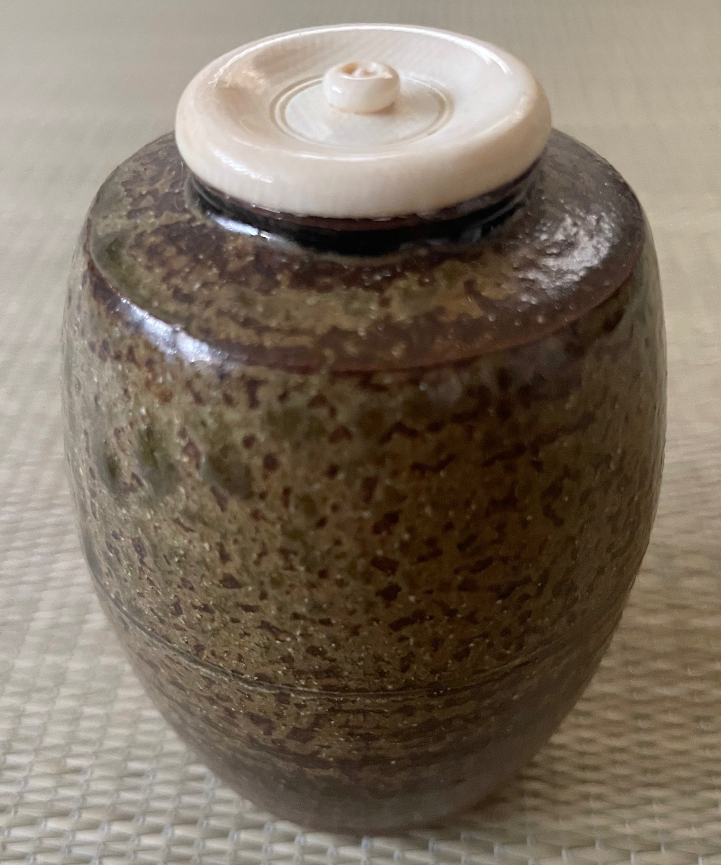 美品】在銘 尾中 丹波焼 肩衝 茶入れ 天然蓋 荒磯緞子 | ginyoudo