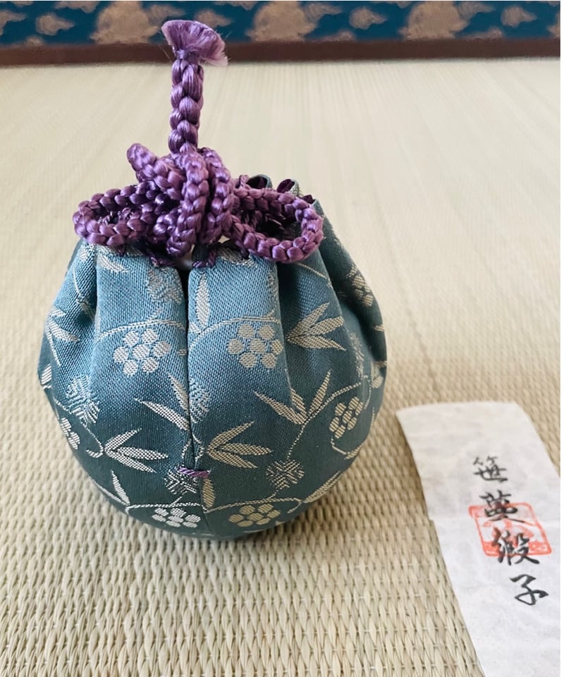 桐共箱 名物裂仕覆付美品】信水窯 丹波茄子茶入 笹蔓緞子 | ginyoudo
