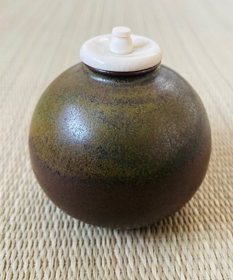 茶入　茶道具　陶器　名物笹曼純子　専用小袋・共箱付 桐共箱 名物裂仕覆付美品】信水窯 丹波茄子茶入 笹蔓緞子 | ginyoudo
