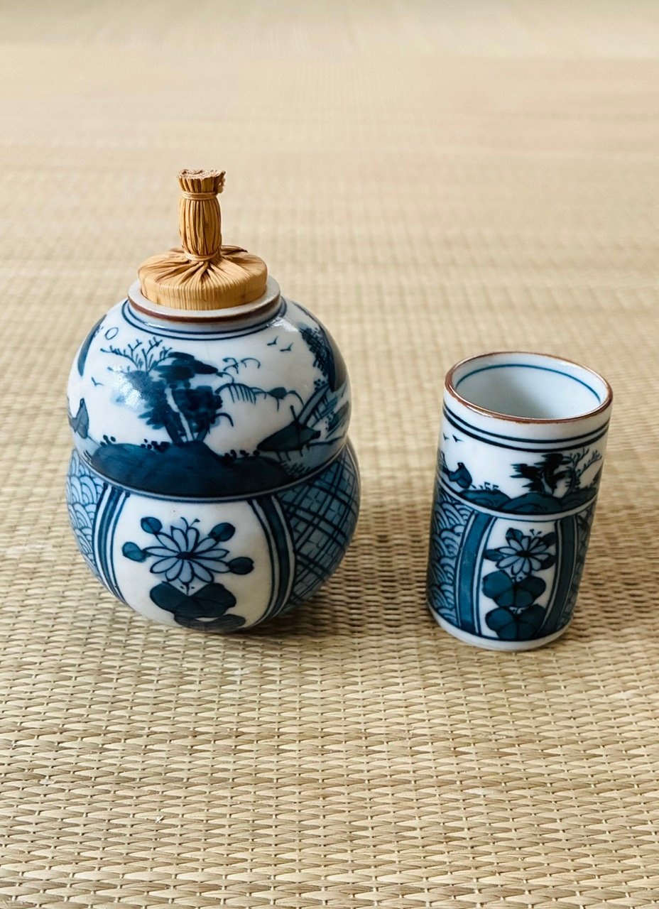 染付 手桶茶入 和峰造 共箱　吉祥文　 京焼　極美品 美品】平安春峰造 染付 茶箱用 振出茶巾筒セット 祥瑞 山水/花 | ginyoudo