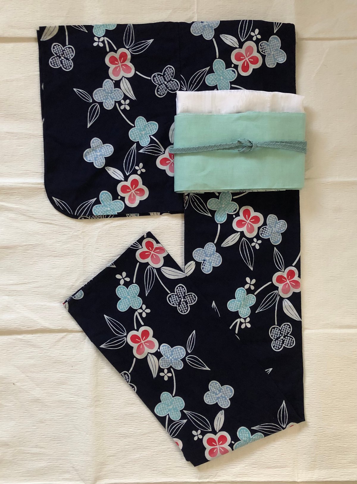浴衣 紺地 糸巻文様　手縫い 手縫い/本型染め】つゆくさ 小花文様 浴衣 紺 白 | ginyoudo