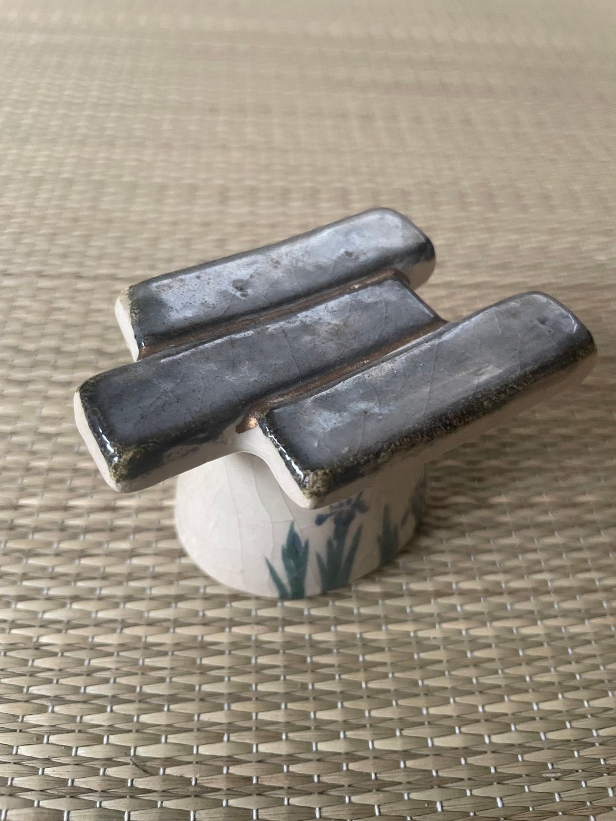 在銘美品】楽入造 白楽 八ツ橋に菖蒲 蓋置 | ginyoudo