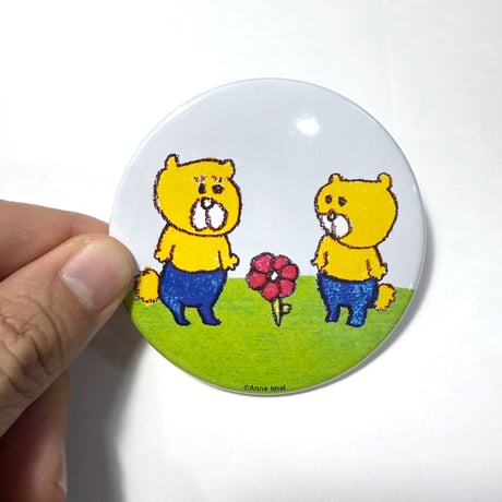 バッチ（L）「くまいぬ、花を観賞中」