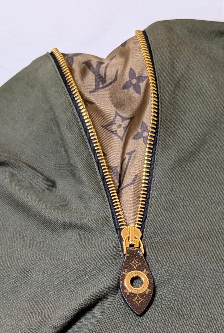 Louis Vuitton モノグラムチェーン装飾 ZIPTシャツ 半袖オリーブ | Offi