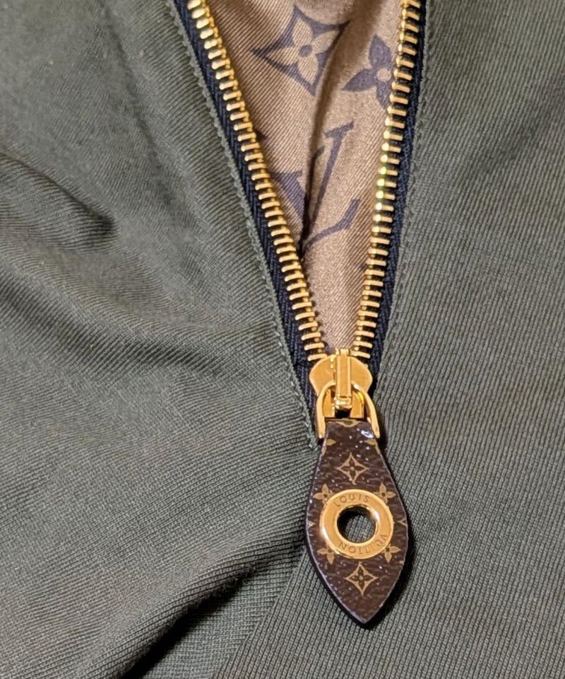 Louis Vuitton モノグラムチェーン装飾 ZIPTシャツ 半袖オリーブ | Offi
