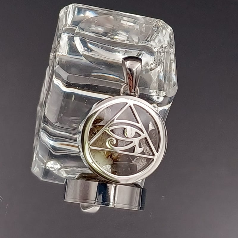 限定品【魔導具】『月の天眼と星辰の楔』～パラサイト隕石ペンダント～ 限定1【魔導具】『ホルス 月の天眼と星辰の楔』～パラサイト隕石