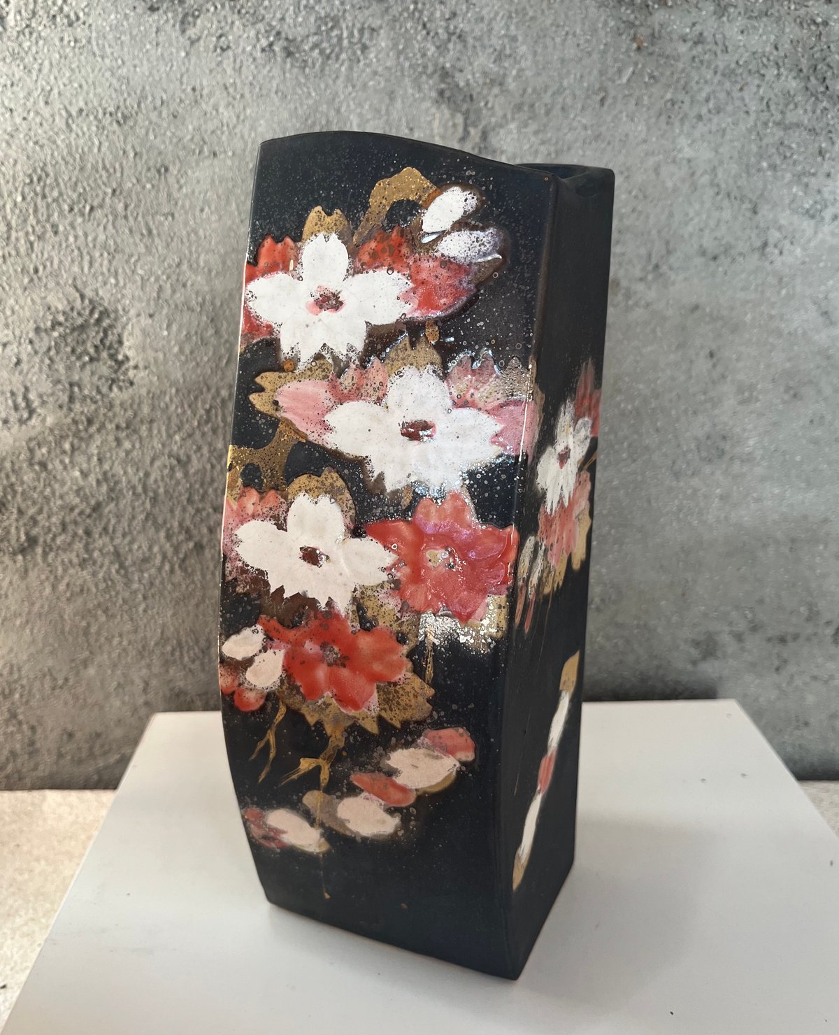 黒釉金彩桜の図 花器 （桐箱） | Gallery Art Amane