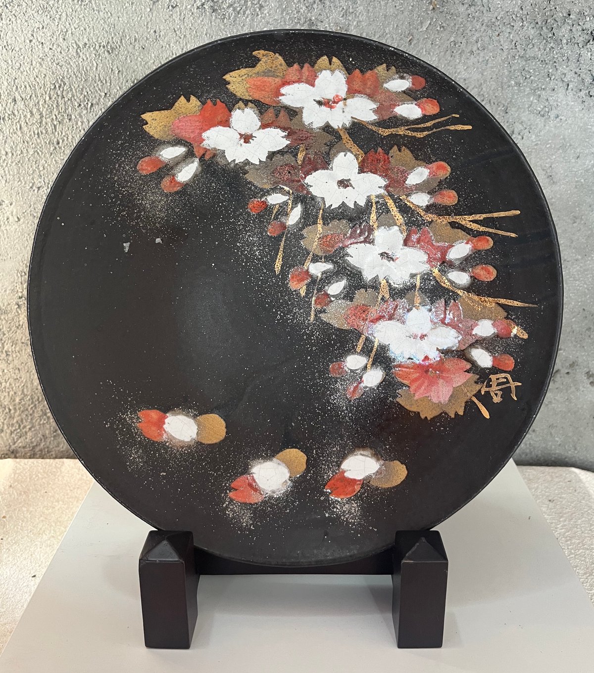 黒釉金彩桜の図 絵皿 （桐箱） | Gallery Art Amane