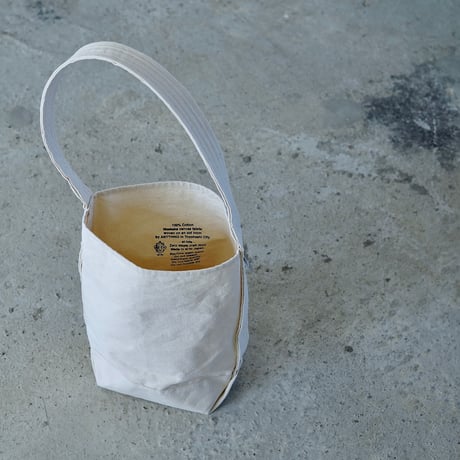 ei-tote "BUCKET"