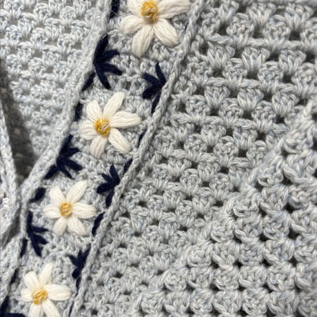 KIT_ft.(Fluffy Tweed)で編む  花刺繍のペプラムカーディ