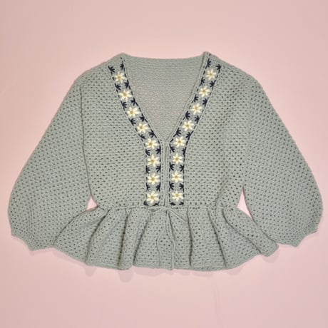 KIT_ft.(Fluffy Tweed)で編む  花刺繍のペプラムカーディ