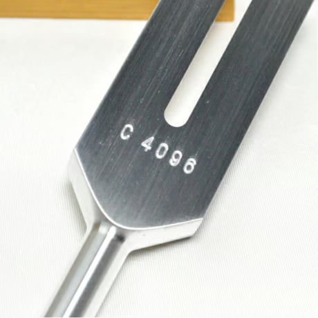 クリスタルチューナー 音叉 日本製 水晶ポイント ポーチ 説明書セット 4096Hz 4096 セット 原石 浄化 開運 幸運 お守り　5389