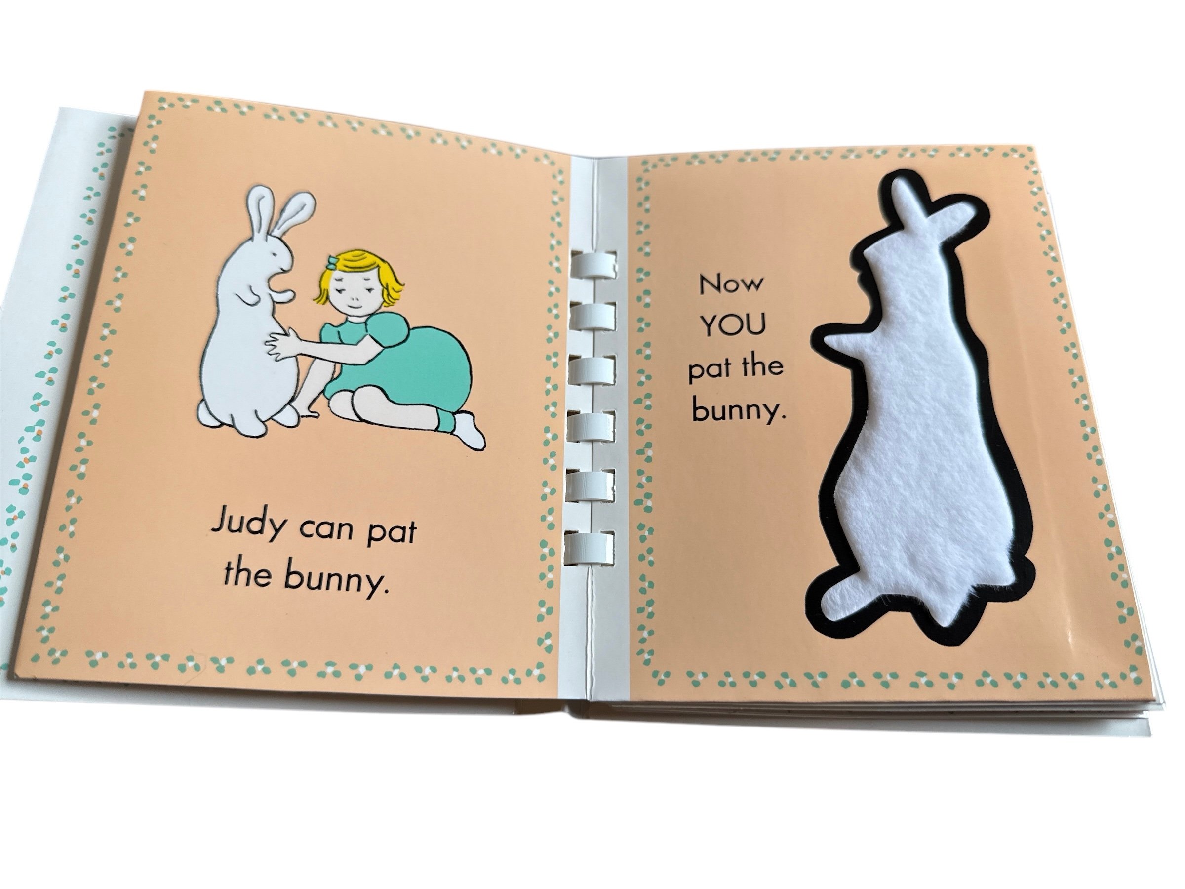 ウサギを撫でる Pat the Bunny (五感でたのしむしかけ絵本) | lumos絵本屋