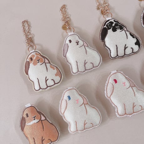 ラビット刺繍チャーム(ホーランドロップ：オレンジ〜ホワイト〜ブラック系)