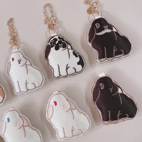 ラビット刺繍チャーム(ホーランドロップ：オレンジ〜ホワイト〜ブラック系)