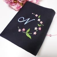 【２】手刺繍 かわいいピンクの忘れな草 イニシャル文庫本カバー・手帳カバー・聖書カバー・讃美歌カバー・ブックカバー・ほぼ日手帳カバー