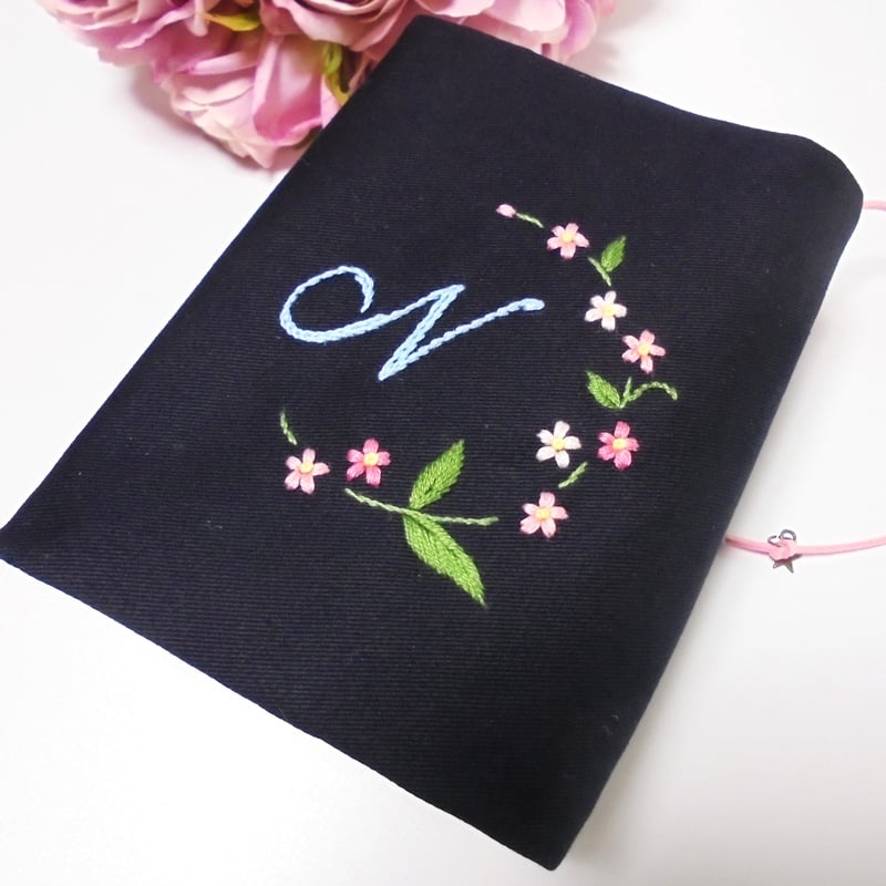 2】手刺繍 かわいいピンクの忘れな草 イニシャル文庫本カバー・手帳