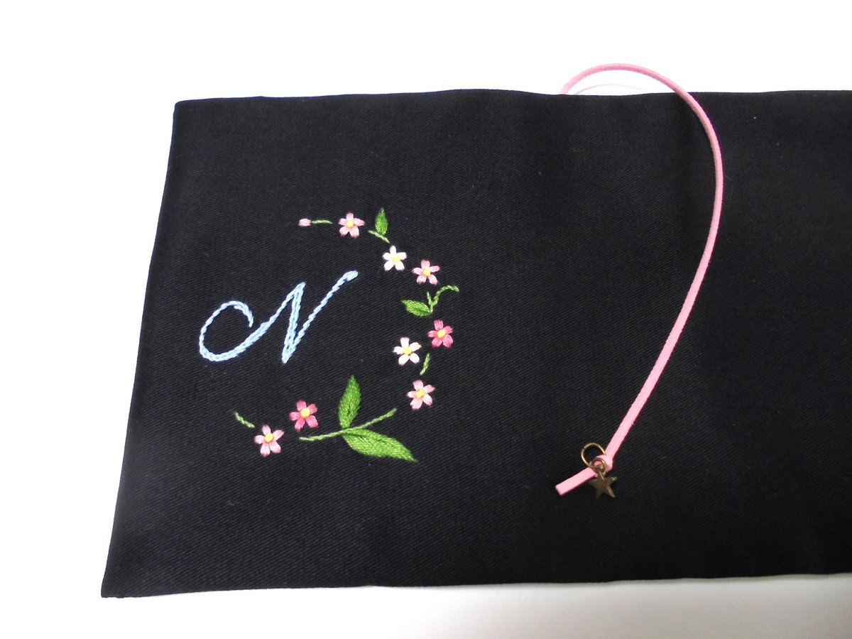 2】手刺繍 かわいいピンクの忘れな草 イニシャル文庫本カバー・手帳