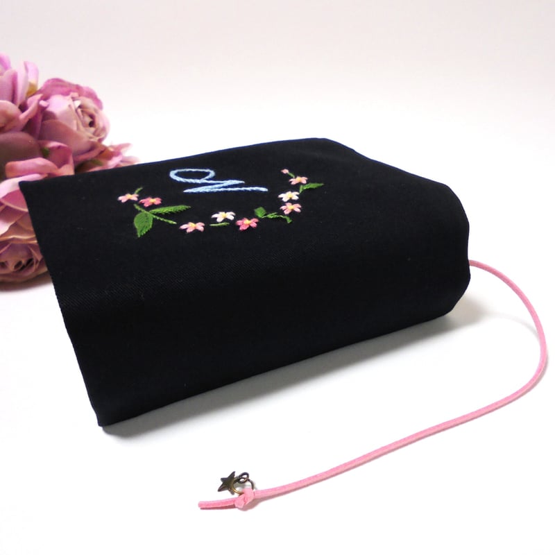 2】手刺繍 かわいいピンクの忘れな草 イニシャル文庫本カバー・手帳