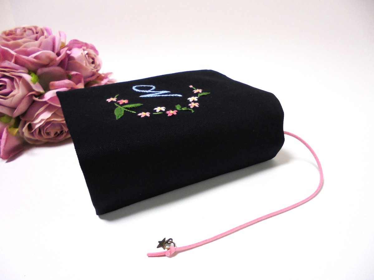 2】手刺繍 かわいいピンクの忘れな草 イニシャル文庫本カバー・手帳