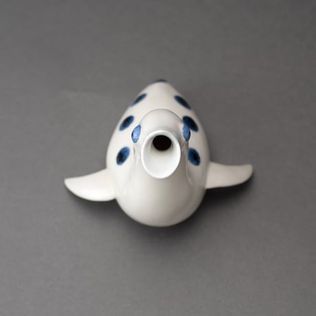 White porcelain bird-shaped sake vessel by Makimasa Imai