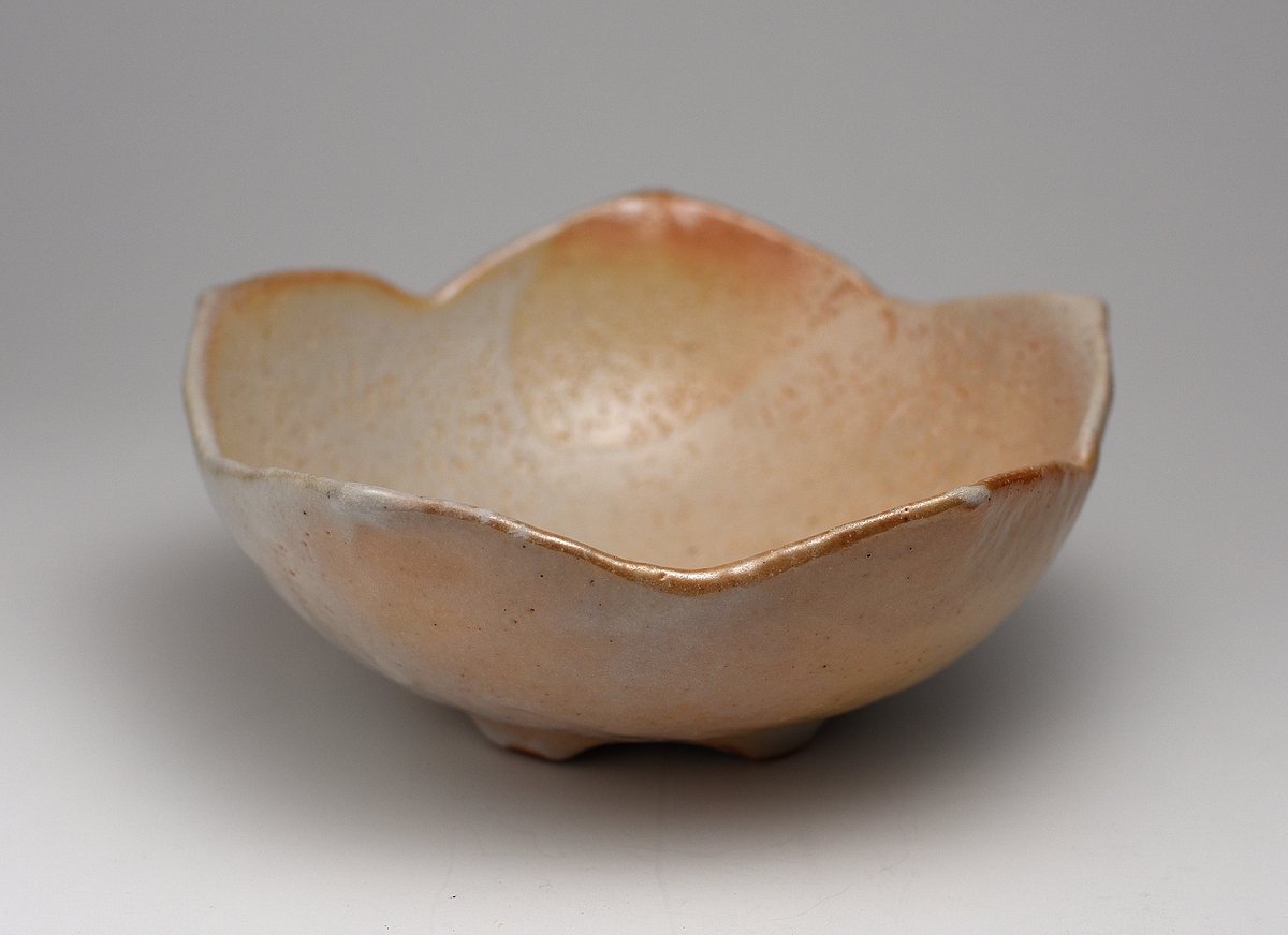 志野花形鉢 今井眞正 作 | Life with Kogei 暮らしに工芸を