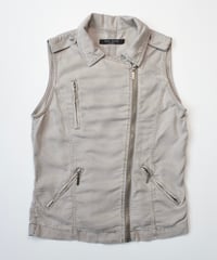Light grey vest