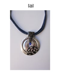 pendant [a]