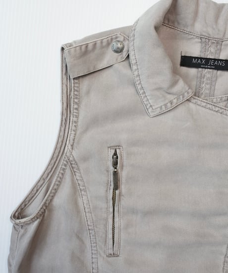 Light grey vest