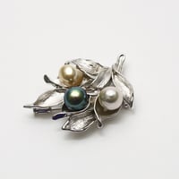 南洋白蝶真珠パールブローチ ケシ 3ヶ付 ホワイトカラー 8mm シルバー 