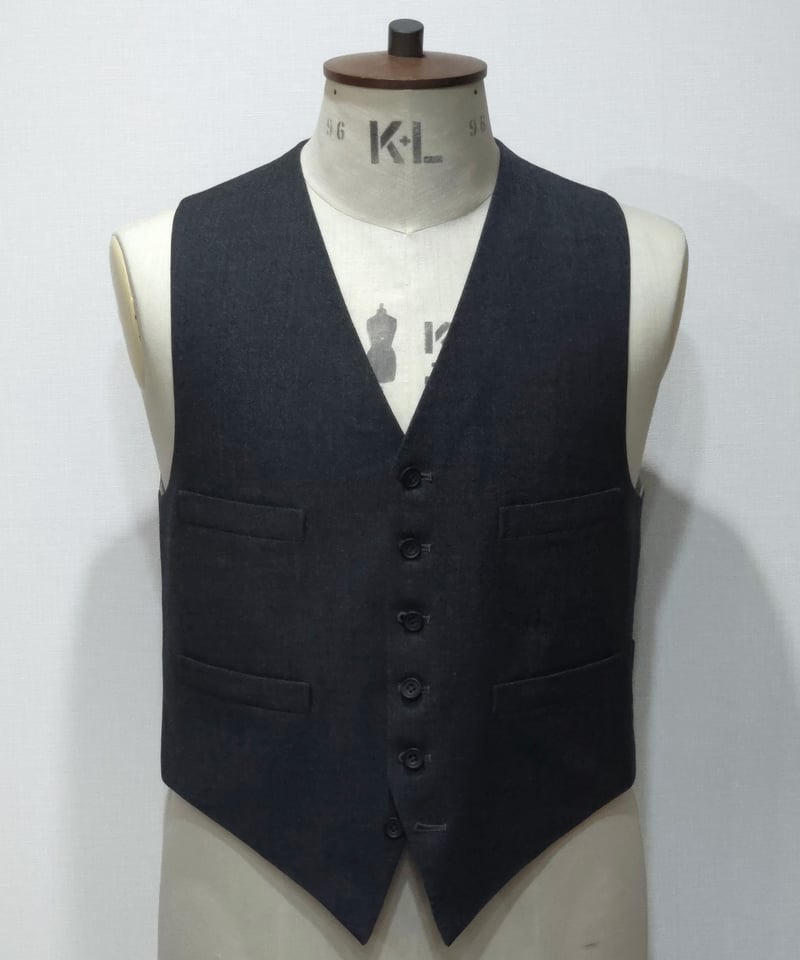 H. Huntsman & Sons “Charcoal Three-Piece Suit i H. Huntsman & Sons “Charcoal Three-Piece Suit i