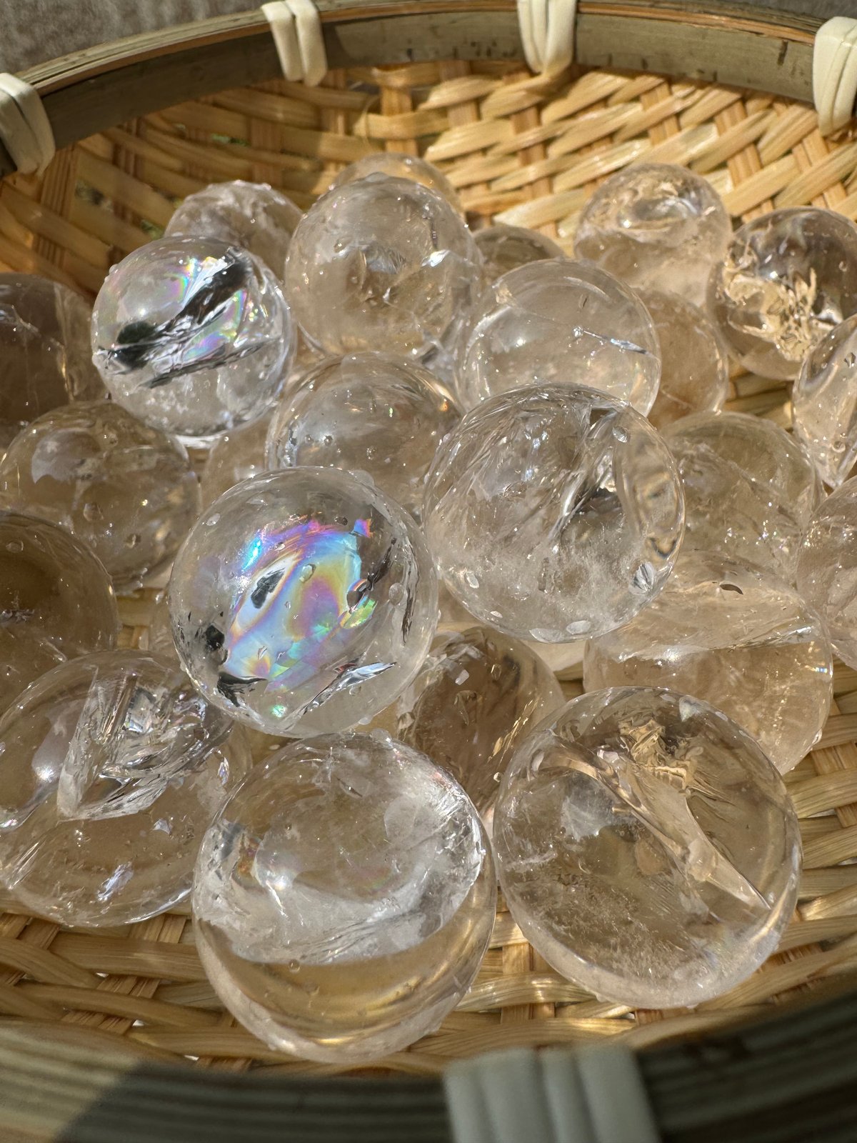 龍脈の精髄 虹入り水晶 「純白の守護と浄化の光」（売上の一部は保護猫活動に使用） 龍脈の精髄 ― 水晶 「純白の守護と浄化の光」 宮崎県産 保護