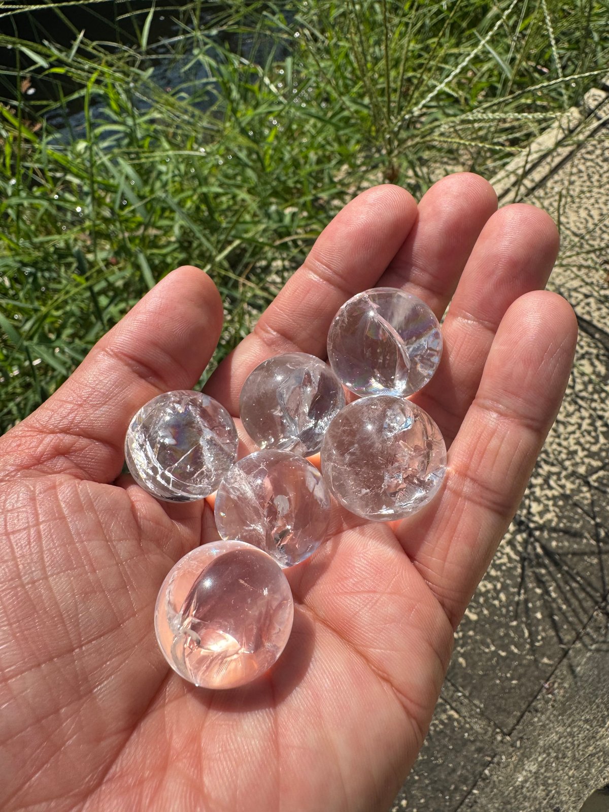 龍脈の精髄 虹入り水晶 「純白の守護と浄化の光」（売上の一部は保護猫活動に使用） 龍脈の精髄 ― 水晶「天を指す光の塔」※売上の一部を保護猫活動に