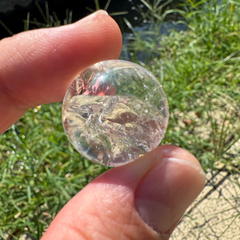 龍脈の精髄 虹入り水晶 「純白の守護と浄化の光」（売上の一部は保護猫活動に使用） 龍脈の精髄 ― 水晶 「純白の守護と浄化の光」 宮崎県産 保護