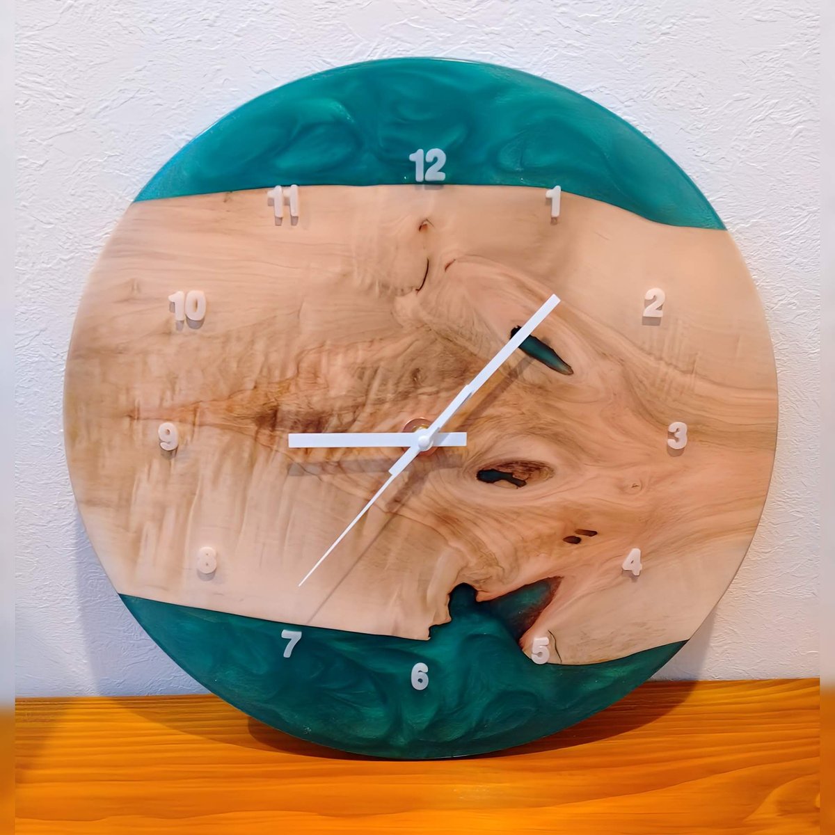グリーンレジン×ウッドの壁掛け時計 | LA Robinson Woodwork